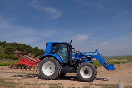 Tecnovino tractor de metano New Holland Bodegas Torres 1