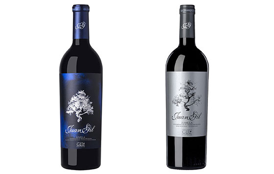 Tecnovino vinos de Juan Gil etiqueta azul plata detalle