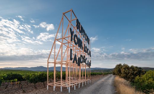 Tecnovino obra "Support Your Local Landscape" instalada en Viña Lanciano por Festival Concéntrico