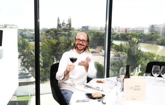 Tecnovino- Santiago Segura catando un vino deVino de las Piedras de la DOP Cariñena en un restaurante de Zaragoza