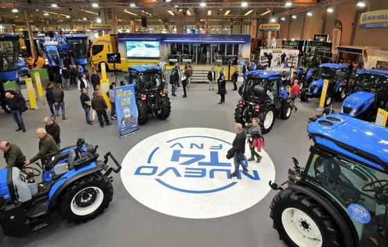 Tecnovino- Tractor a metano, las series T4 y T5 y el electroherbicida XPS Xpower, New Holland para viñedo