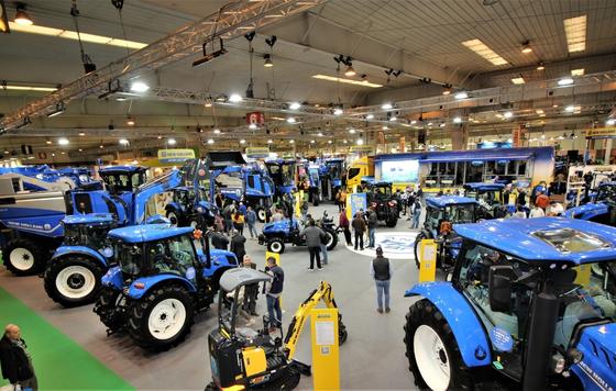 Tecnovino- Tractor a metano, las series T4 y T5 y el electroherbicida XPS Xpower, New Holland para viñedo