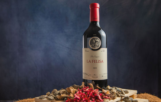 La Felisa es un fiel reflejo de la dedicación, pasión y gusto por el detalle. Un Ribera de Duero que representa el amor de una familia por su tierra y por el vino.