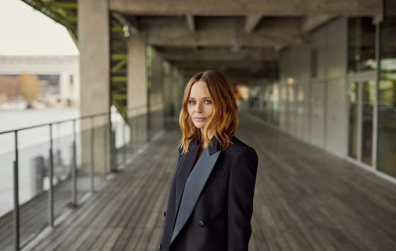 Tecnovino- La Maison de Champagne y Stella McCartney, Veuve Clicquot , nuevo material a base de uva de Veuve Clicquot, accesorios de lujo residuos de uva, agricultura regenerativa