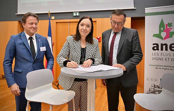 Tecnovino- Red Europea de Ciudades del Vino, unión Francia, firma Acevin y Anev