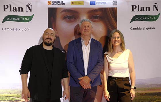 Tecnovino - Borja Insa, Antonio Serrano y Sonia Pérez con la imagen del Plan Ñ de Do Cariñena