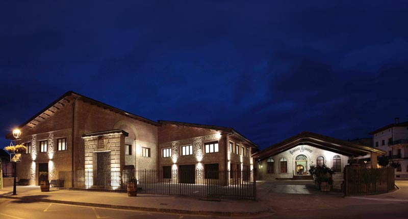 Tecnovino- Vintae adquisición de Bodegas Riojanas: exterior bodega vista nocturna